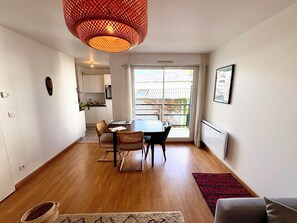 Eine moderne Wohnung mit Essbereich, Küche und einem Balkon mit Blick.