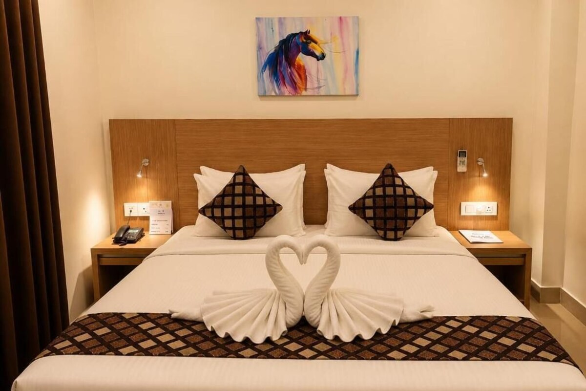 Quarto casal luxo | Cofres nos quartos, escrivaninha, espaço de trabalho para notebook