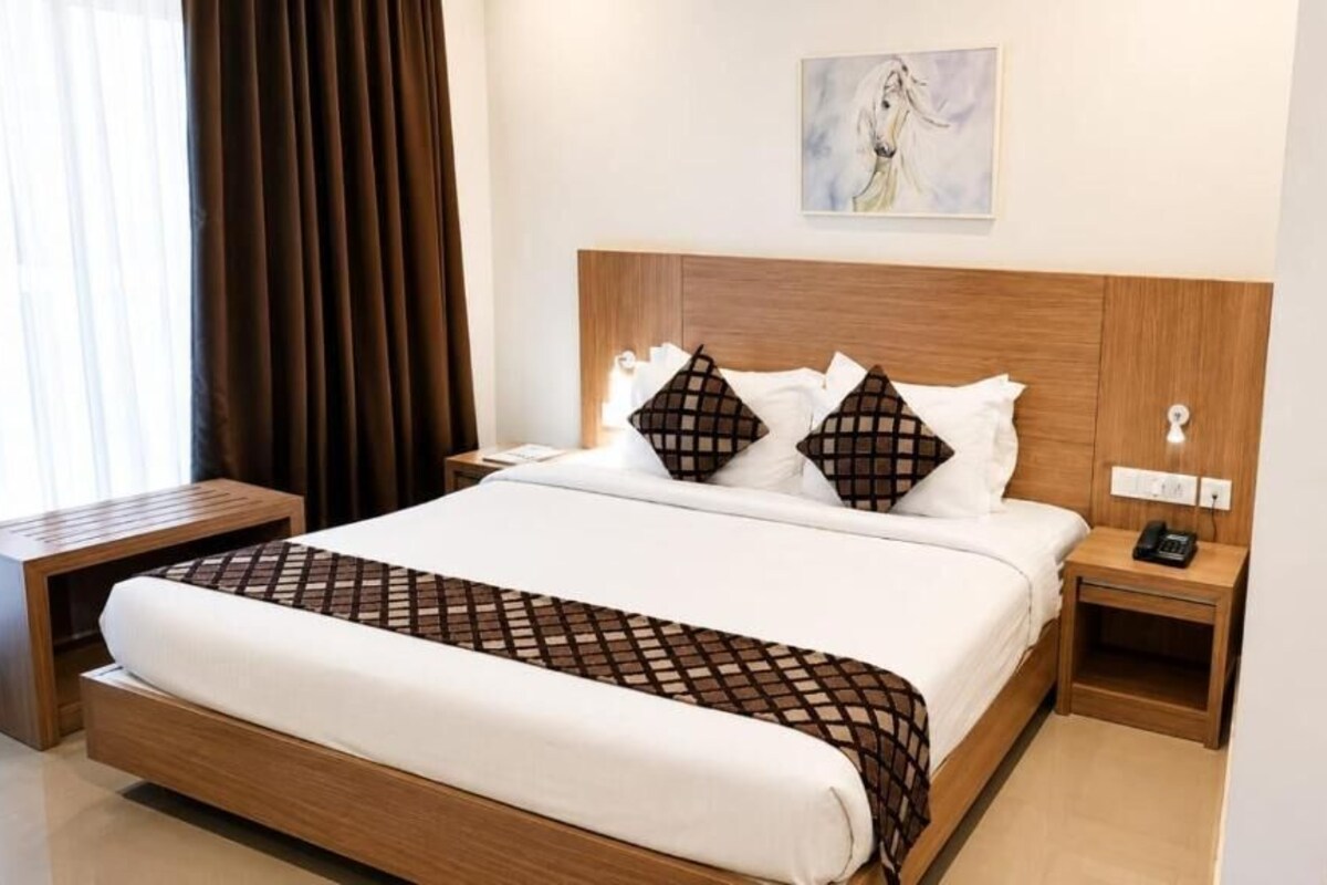 Quarto solteiro superior, sacada, vista para a cidade | Cofres nos quartos, escrivaninha, espaço de trabalho para notebook