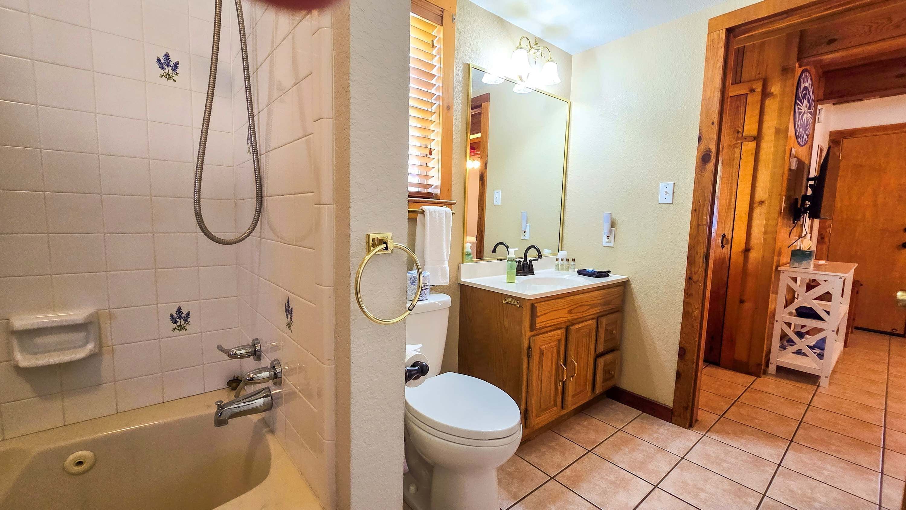 Un baño con bañera, inodoro y lavamanos.