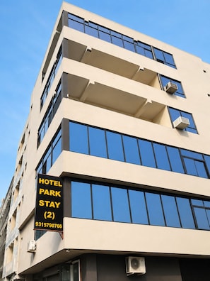 Ein mehrstöckiges Hotelgebäude mit einem Schild, das einen Hotelparkaufenthalt anzeigt.