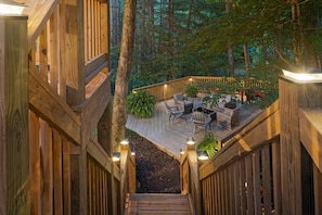 A wooden deck with outdoor furniture, surrounded by trees. - Breathtaking Franklin Cabin Retreat Near Leiper’s (Franklin)