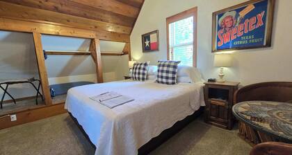 Bluebonnet Guestroom - Gruene Cottages
