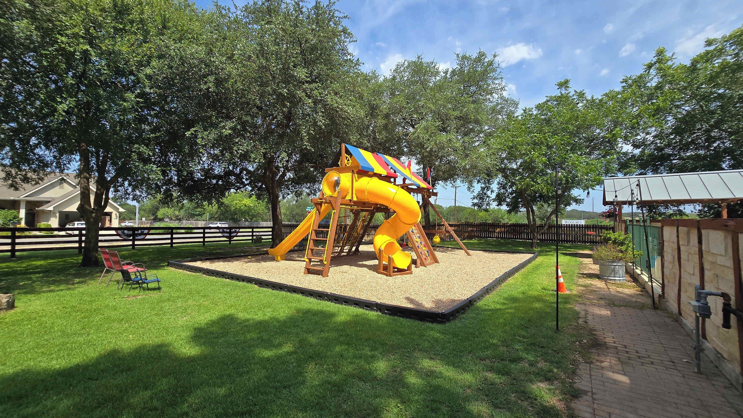 Un parque infantil con un tobogán y estructuras para escalar.