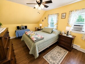 Desk, WiFi, bed sheets - Brook Street Retreat (Greenville)
