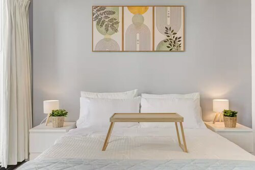 Stylish 1BR Escape - Pool, Gym & TTC - Yorkville