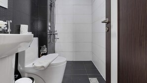 Shower, hair dryer, towels, shampoo - Studio Retreat | Pool, Jacuzzi, Sauna & Padel (wadi al safa 2)
