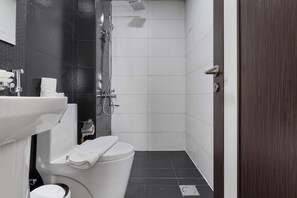 Shower, hair dryer, towels, shampoo - Studio Retreat | Pool, Jacuzzi, Sauna & Padel (wadi al safa 2)