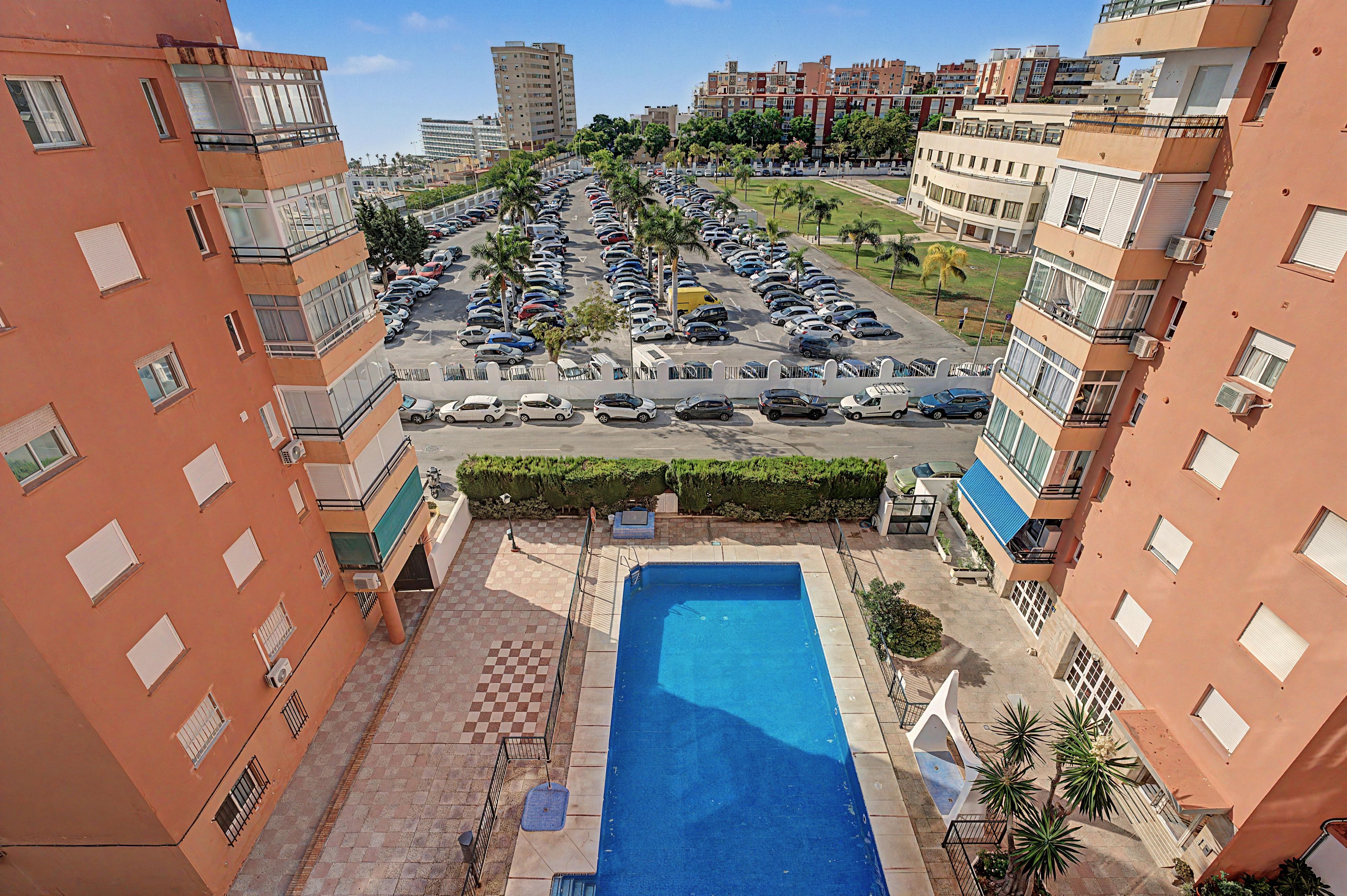 Un quartier résidentiel doté d’une piscine, d’un parking et d’immeubles d’appartements.