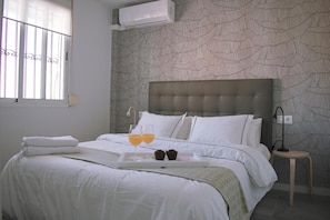 Room - Costa del Sol Apartment with Balcony, Wi-Fi, Air Conditioning (Torremolinos)