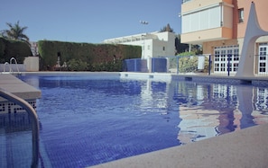 Pool - Costa del Sol Apartment with Balcony, Wi-Fi, Air Conditioning (Torremolinos)