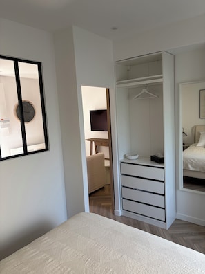 Room - Large private estate with ample parking near the Roissy-CDG-Villepinte business district (Mareil-en-France)