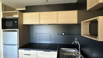 Coffee/tea maker, fridge, microwave, dishwasher