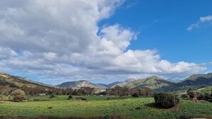 Et panorama over et bjerglandskab med en klar himmel.