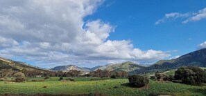 A panoramic view of a mountainous landscape with a clear sky. - Modern & cozy mobile homes with panoramic views (Appietto)