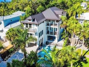 A multi-story house with a swimming pool surrounded by palm trees. - The Shore House~St Armands, Lido Beach, Pool (Sarasota)
