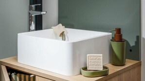 A bathroom with a white sink, a green soap dispenser, and a sign indicating the use of soap. - Porto Chalet - Cozy & Modern, Sleeps 6 (Appietto)