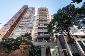 A high-rise residential building with multiple balconies and a gated entrance. - GA 45 Ape com AR prox. Allianz  (São Paulo)