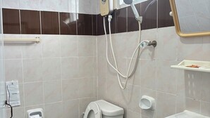 Habitación estándar, para no fumadores | Baño | Tina con regadera, amenidades de baño gratuitas, secadora de cabello