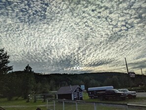 Parking - Coal River Retreat: Double Bed & Hot Tub Access (Northern Rockies B)