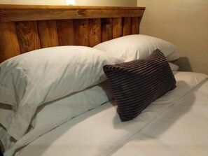 Room - Pet-Friendly Coal River Oasis & Restaurant (Northern Rockies B)