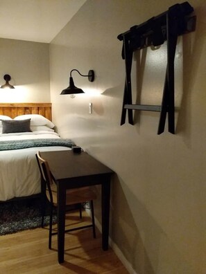 Room - Pet-Friendly Coal River Oasis & Restaurant (Northern Rockies B)
