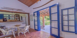 Outdoor dining - Casa em Ilhabela com Deck Privativo no Mar (sao sebastiao)