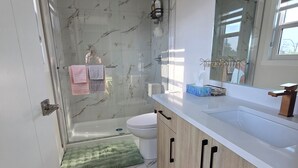 Bathroom - ​Convenient SE Calgary Home – 3 Bedrooms & Easy Access (Calgary)