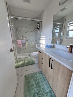 Bathroom - ​Convenient SE Calgary Home – 3 Bedrooms & Easy Access (Calgary)