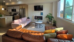 Living area - ​Convenient SE Calgary Home – 3 Bedrooms & Easy Access (Calgary)