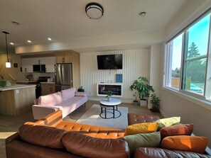Living area - ​Convenient SE Calgary Home – 3 Bedrooms & Easy Access (Calgary)