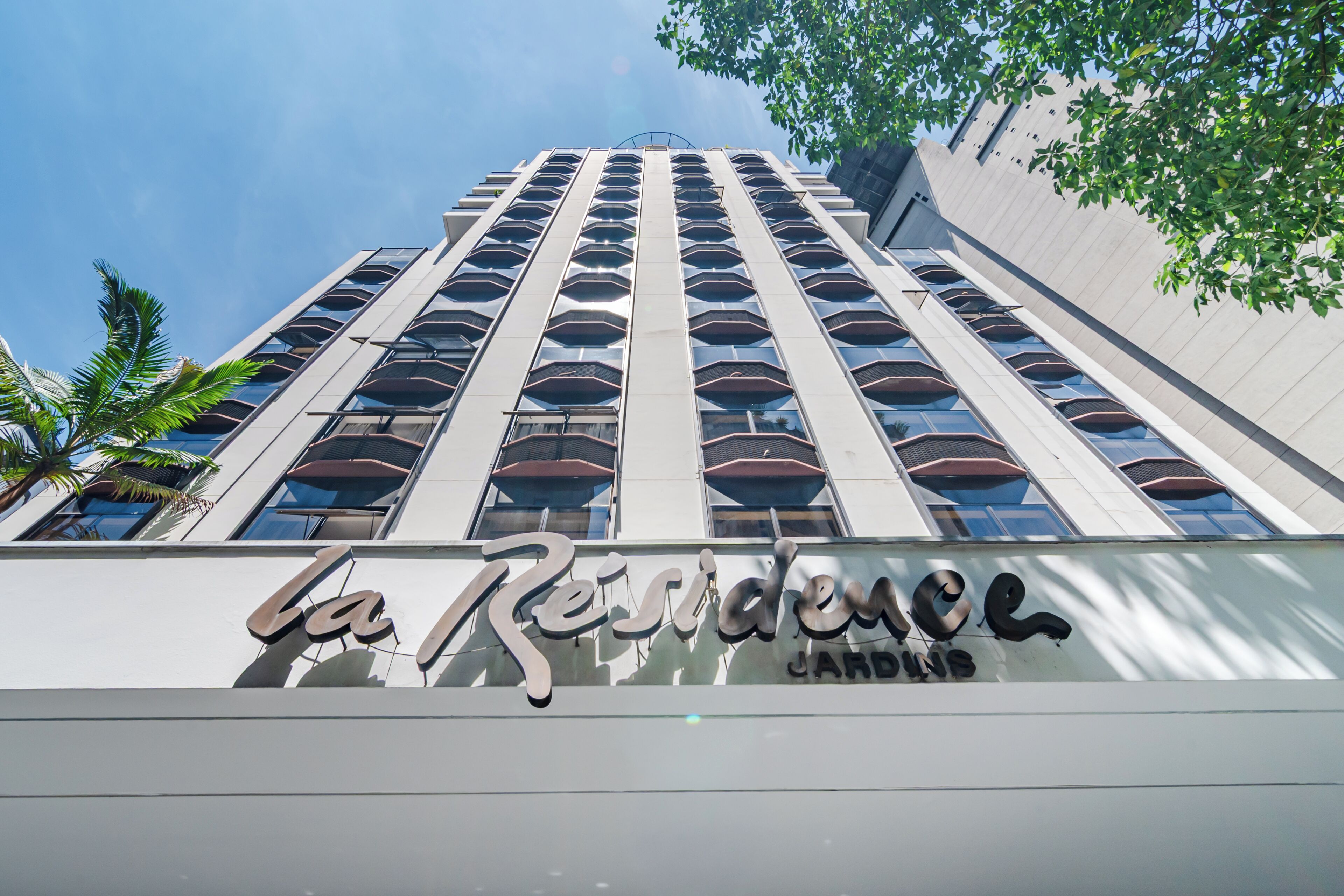 A high-rise building with a sign reading 'la Residencia'.