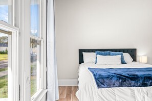 A bedroom with a bed, a window, and a view of the outside. - Roadmap Lodging: Solo Traveler 1BR, Own Entrance (Columbus)