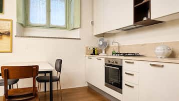 Cafetera o tetera, frigorífico, horno y placa de cocina