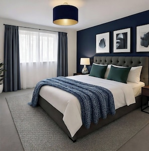 Een moderne slaapkamer met een groot bed, donkerblauwe wanden en een raam met gordijnen.