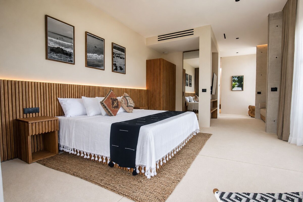Suite presidencial, vistas al mar | Ropa de cama de alta calidad, edredones de plumas, minibar y caja fuerte