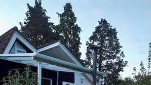 Uma propriedade residencial com hidromassagem, varanda coberta e cerca de madeira.