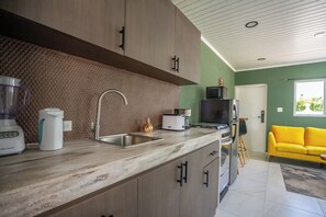Eine moderne Küche mit integriertem Spülbecken, einer Kaffeemaschine und einem Toaster.