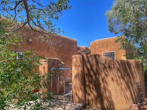 Exterior - Spacious two bedroom, two bathroom townhome in the heart of Albuquerque (Albuquerque)