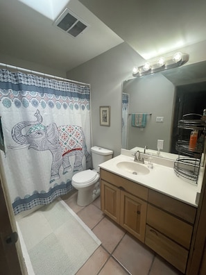 Hair dryer, towels, soap, toilet paper - Spacious two bedroom, two bathroom townhome in the heart of Albuquerque (Albuquerque)