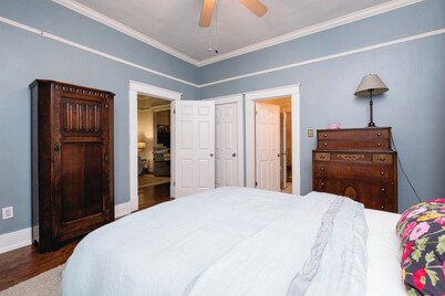 Sunny, Updated Cottage in Hillcrest / Mid-Term Rental House