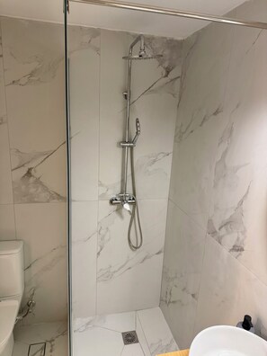 Secador de cabelo, toalhas de banho, sabonete, papel higiênico