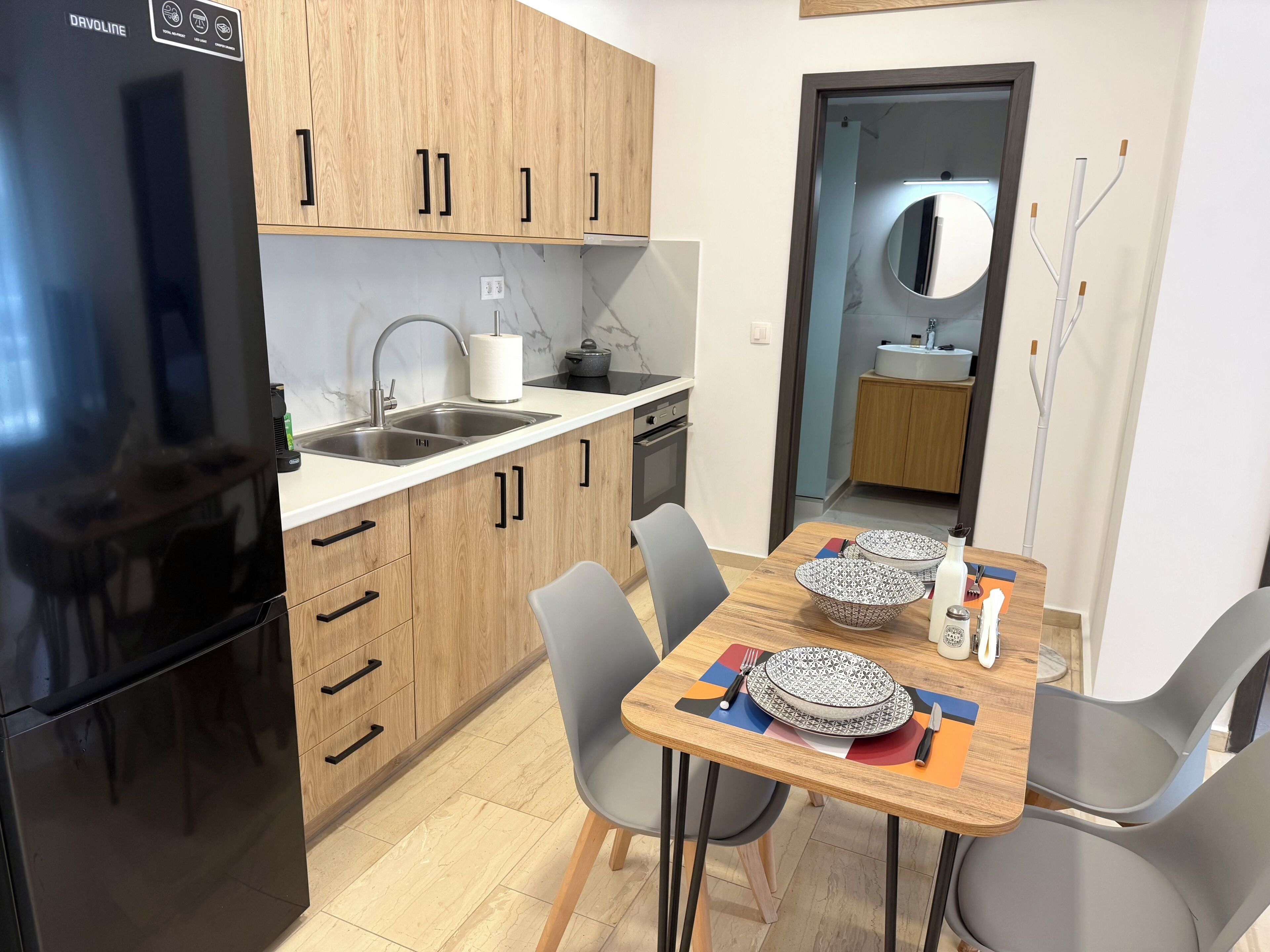 Coffee/tea maker, fridge, oven, stovetop