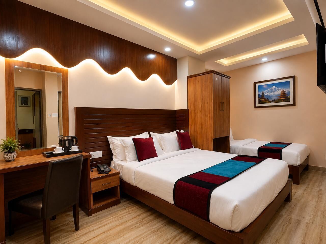 Habitación de hotel con una cama grande, un escritorio, una silla, un armario y un cuadro en la pared.