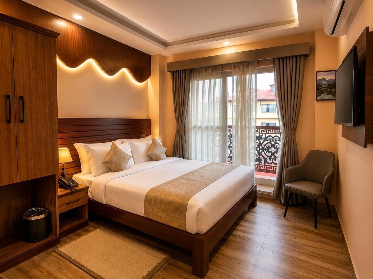 Habitación de hotel con cama, mesita de noche, lámpara, silla y vista al exterior.