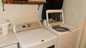 Ein platzsparender Wascher und Trockner, mit Bedienfeld und kleinem Bildschirm.