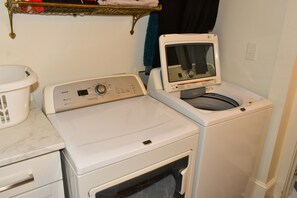 Ein platzsparender Wascher und Trockner, mit Bedienfeld und kleinem Bildschirm.