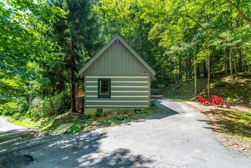 Tucked Away- Cabin, Pet Friendly, Hot Tub, Wood Fireplace. Fire-pit, Covered Por