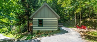 Tucked Away- Cabin, Pet Friendly, Hot Tub, Wood Fireplace. Fire-pit, Covered Por