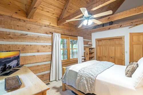 Tucked Away- Cabin, Pet Friendly, Hot Tub, Wood Fireplace. Fire-pit, Covered Por